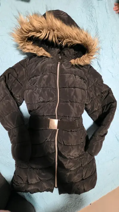 Parka negra con capucha de peluche - miniatura 1