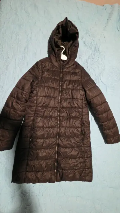 Parka negra con capucha de peluche - miniatura 2