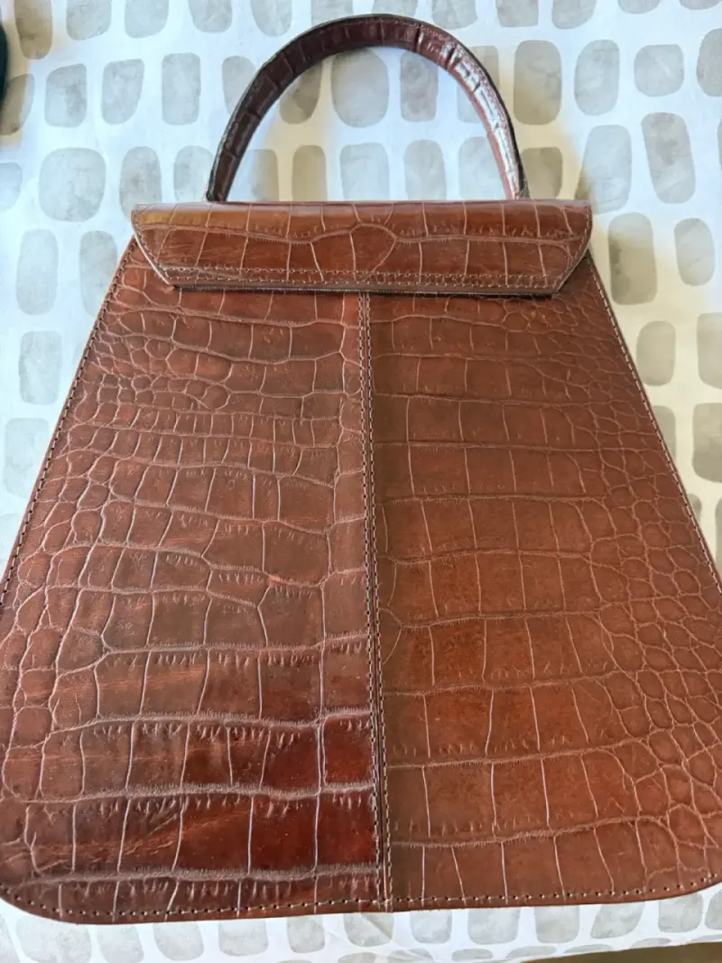 Cartera marrón con textura - 2