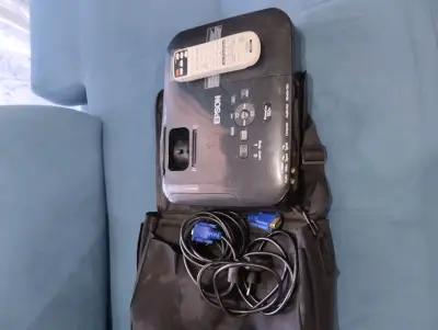 Proyector Epson con control remoto - miniatura 1