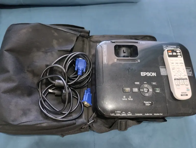 Proyector Epson con control remoto - 3
