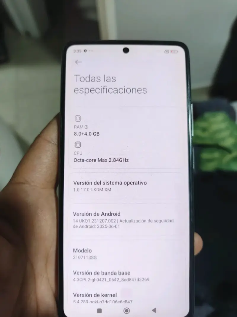 Teléfono Xiaomi con detalles - 2