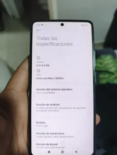 Teléfono Xiaomi con detalles - miniatura 2