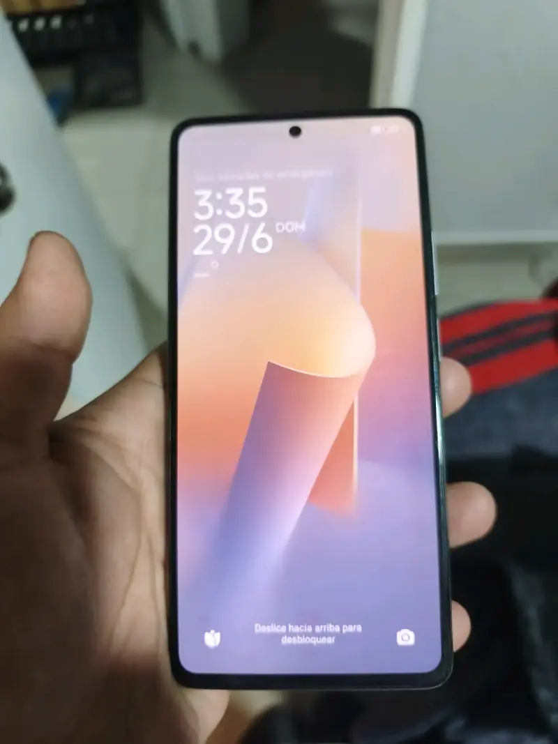 Teléfono Xiaomi con detalles - 4