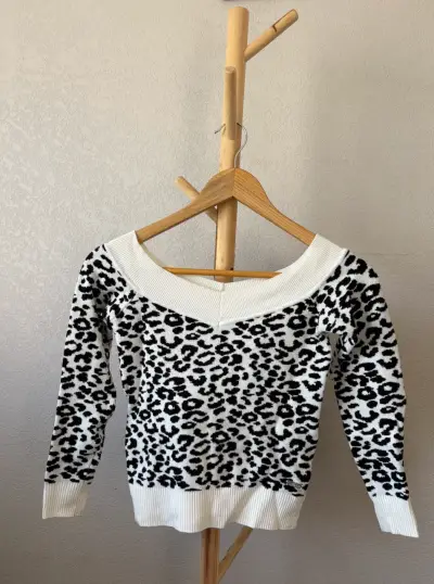 Suéter de leopardo blanco y negro - miniatura 1
