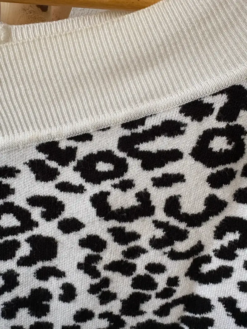 Suéter de leopardo blanco y negro - 2