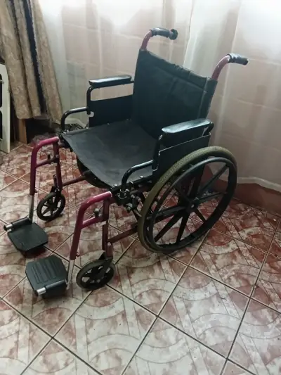 Silla de ruedas plegable - miniatura 1