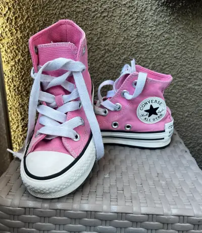 Zapatillas rosadas estilo Converse - miniatura 1
