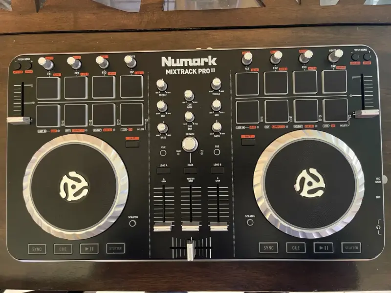 Controlador DJ Numark Mixtrack Pro II - 1