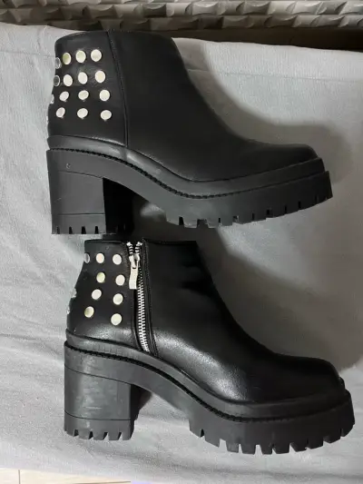 Botines negros con tachas - miniatura 1