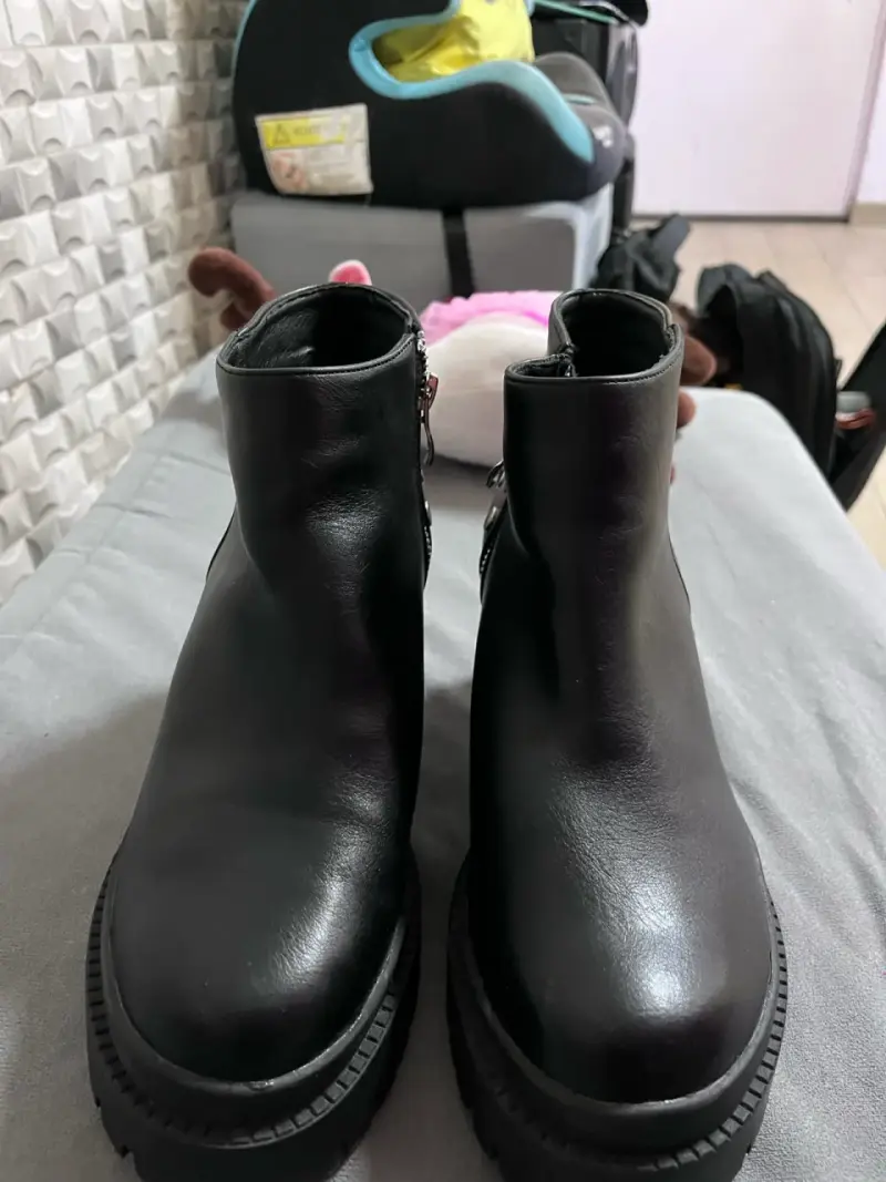 Botines negros con tachas - 2