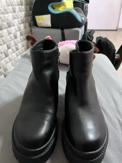 Botines negros con tachas - miniatura 2
