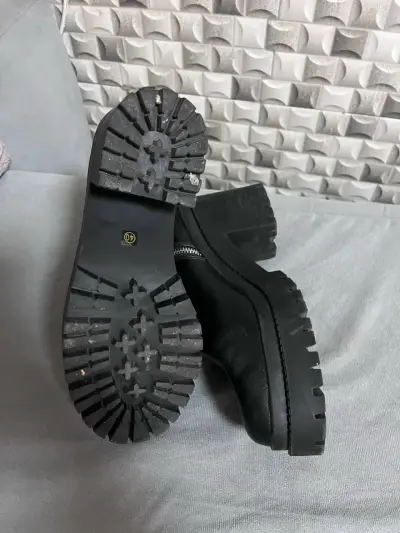 Botines negros con tachas - miniatura 3