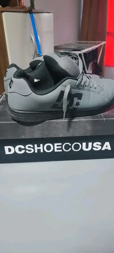 Zapatillas DC grises nuevas - miniatura 1