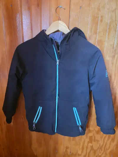Chaqueta negra con capucha para niñas - miniatura 1