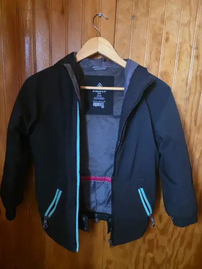 Chaqueta negra con capucha para niñas - miniatura 2
