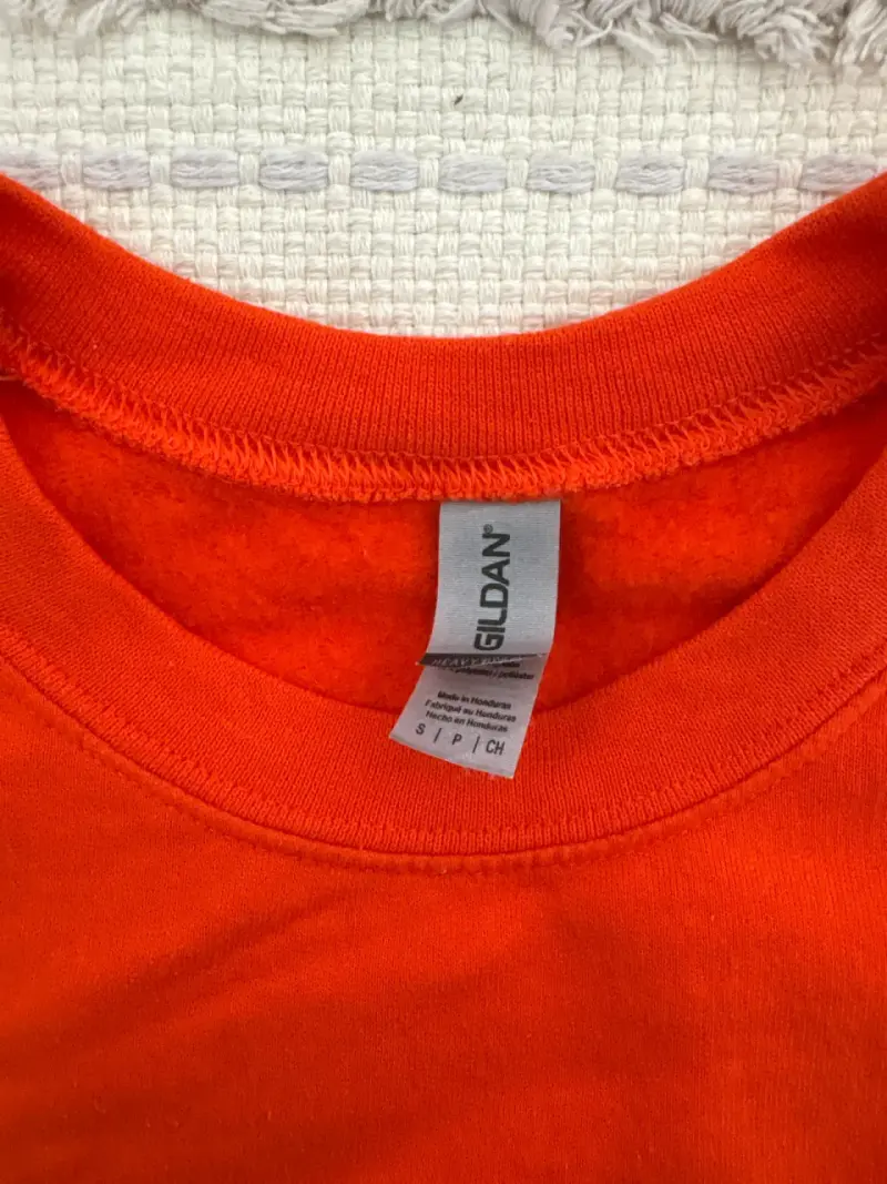 Polerón naranja con diseño sonriente - 3