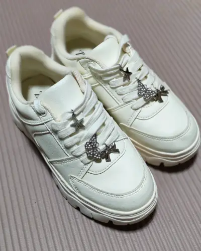 Zapatillas blancas con adornos - miniatura 1