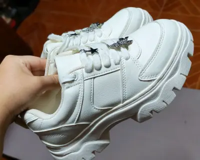 Zapatillas blancas con adornos - miniatura 2