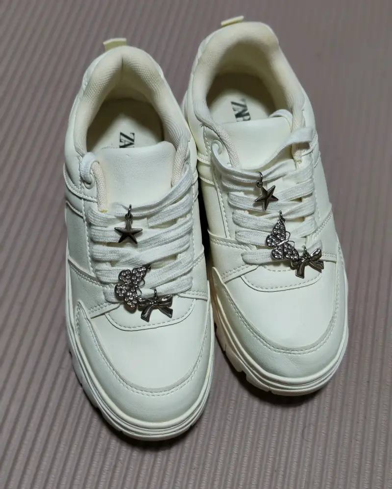 Zapatillas blancas con adornos - 3