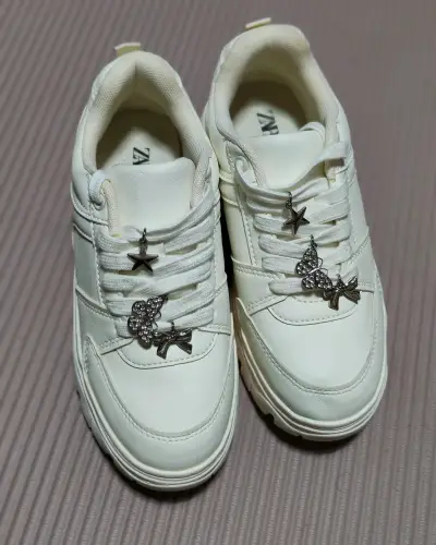Zapatillas blancas con adornos - miniatura 3