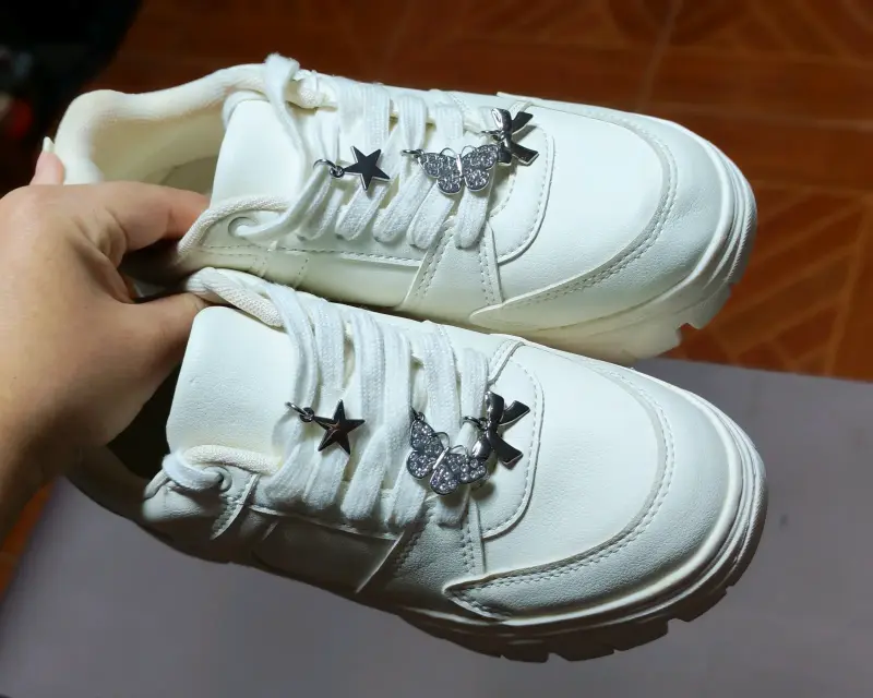 Zapatillas blancas con adornos - 4
