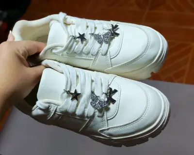 Zapatillas blancas con adornos - miniatura 4