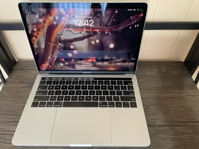 MacBook Pro 13' plateado - miniatura 1