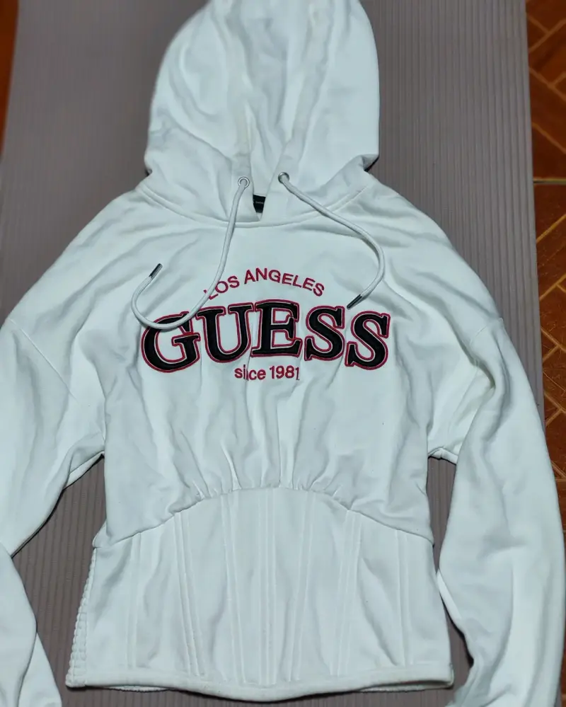 Polerón blanco Guess con capucha - 2