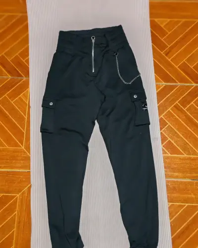 Pantalones cargo negros con cadena - miniatura 1