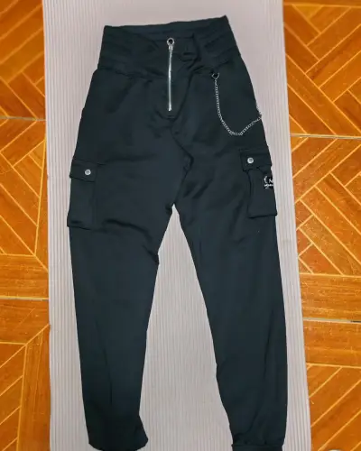 Pantalones cargo negros con cadena - miniatura 2