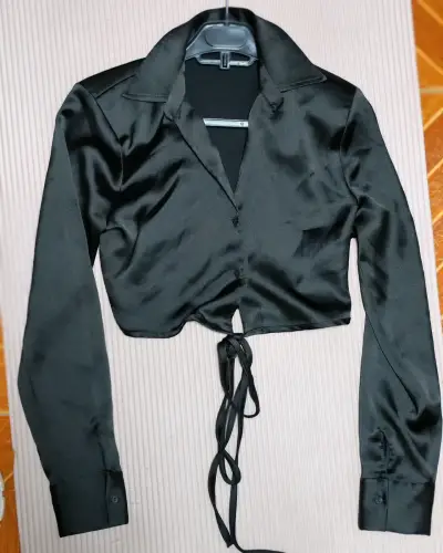 Blusa negra satinada corta zara - miniatura 1