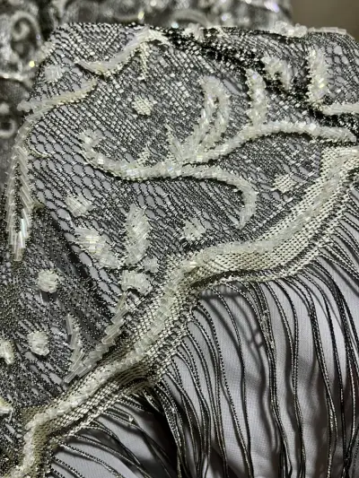 Vestido plateado con pedrería - miniatura 2