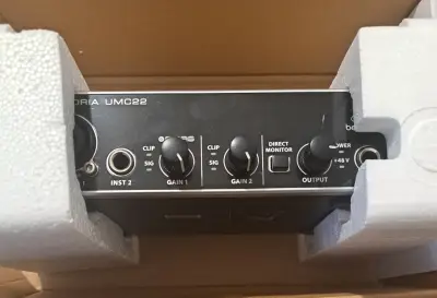 Interfaz de audio Behringer UMC22 - miniatura 2