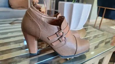 Botas negras de cuero - miniatura 4