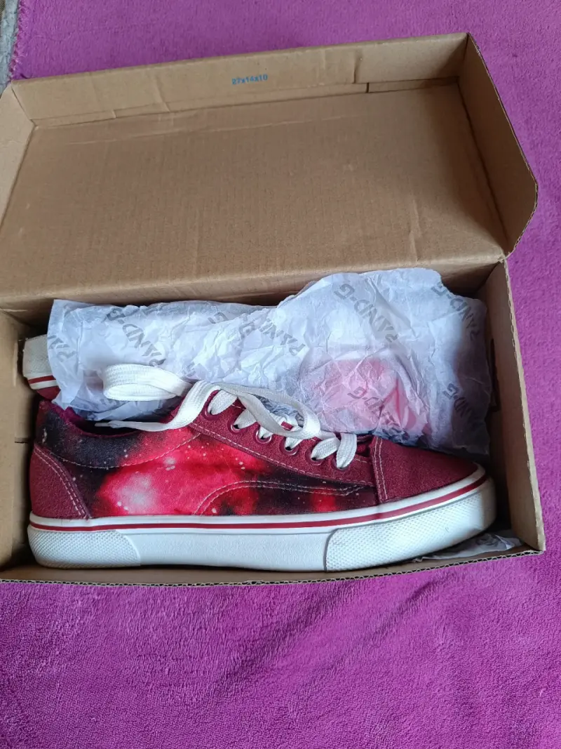 Zapatillas diseño galaxia espacial rojas - 3