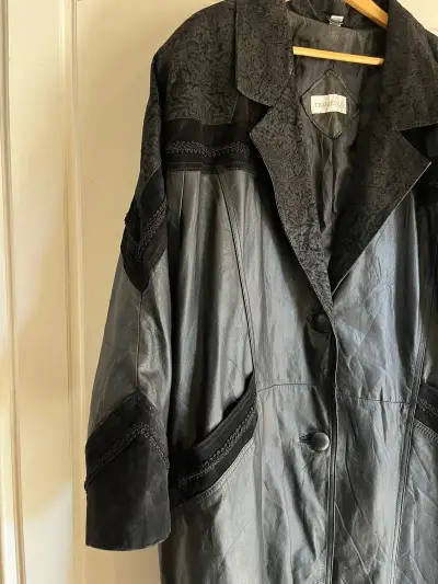 Abrigo largo cuero antiguo  negro elegante - miniatura 3