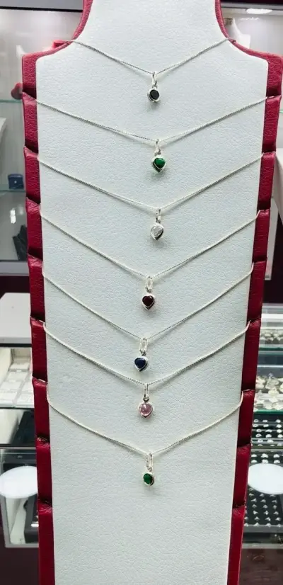 Collares con colgantes de colores - miniatura 1