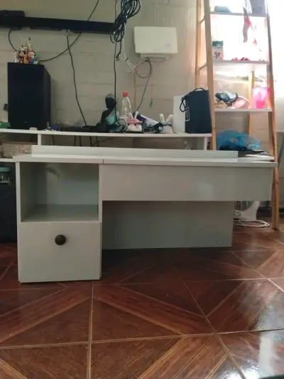 Escritorio blanco con cajón - miniatura 1