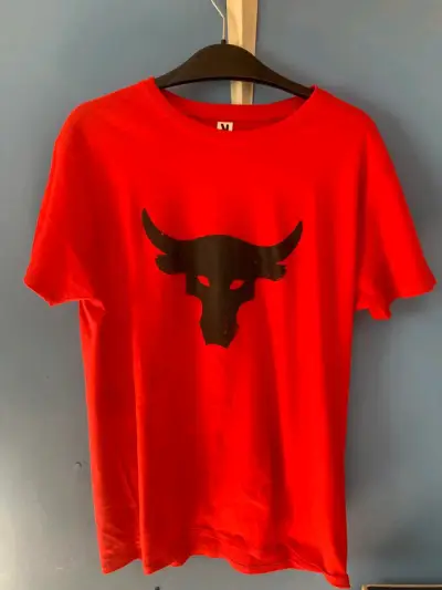 Polera roja con diseño de toro - miniatura 1