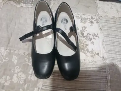 Zapatos escolares negros con correa - miniatura 1