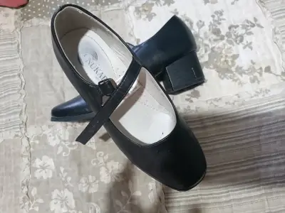 Zapatos escolares negros con correa - miniatura 2