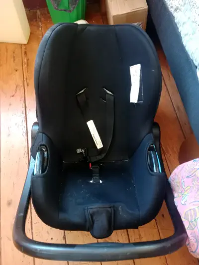 Silla de auto para bebé negra más coche - miniatura 1