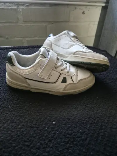 Zapatillas deportivas blancas marca yamp - miniatura 2