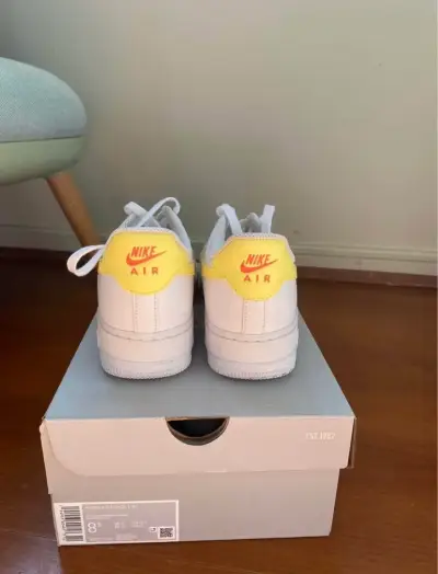 Zapatillas Nike Air Force blancas con amarillo - miniatura 1