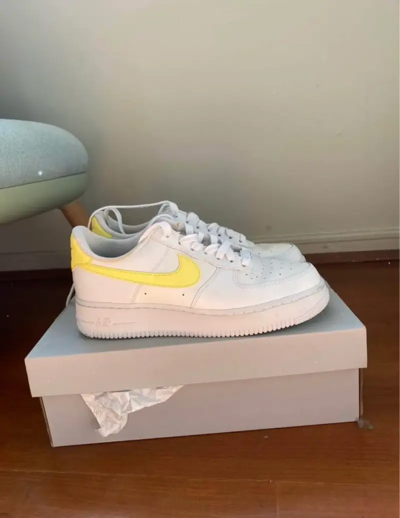 Zapatillas Nike Air Force blancas con amarillo - 2