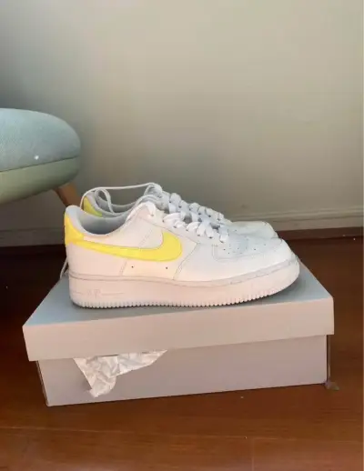 Zapatillas Nike Air Force blancas con amarillo - miniatura 2