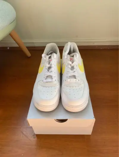Zapatillas Nike Air Force blancas con amarillo - miniatura 3