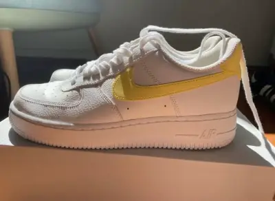 Zapatillas Nike Air Force blancas con amarillo - miniatura 4