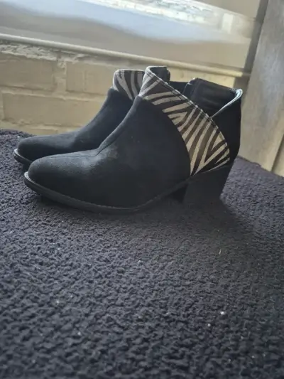 Botines negros con diseño zebra - miniatura 1